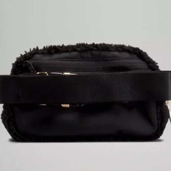 Lululemon Everywhere Belt Bag 1L Black *Fleece - NWT - Picture 3 of 12
